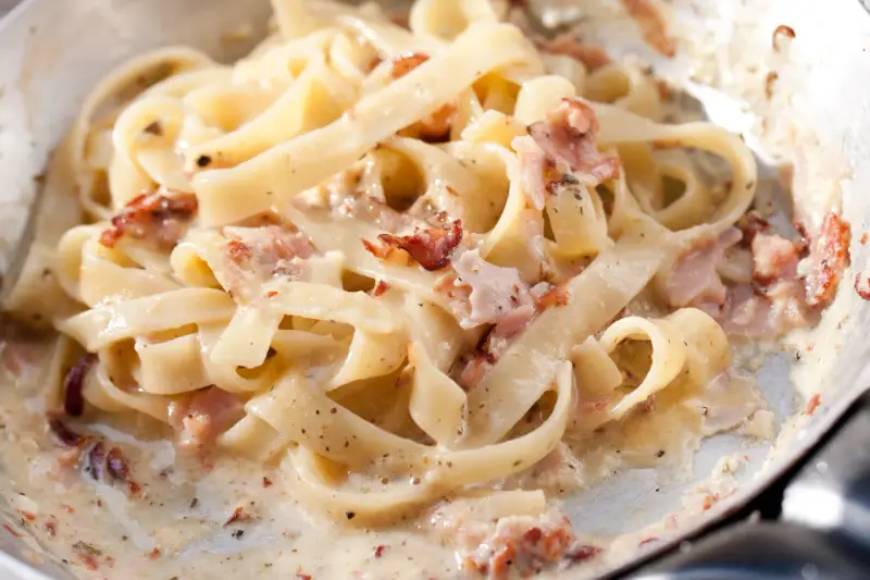 Carbonara ze śmietaną: Sekret kremowego sosu bez ścinania jajek